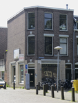 908645 Gezicht op het winkelhoekpand Zaagmolenkade 27 te Utrecht, met links de Floris Heermalestraat.N.B. bouwjaar: ...
